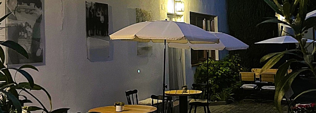 Hof bei Nacht